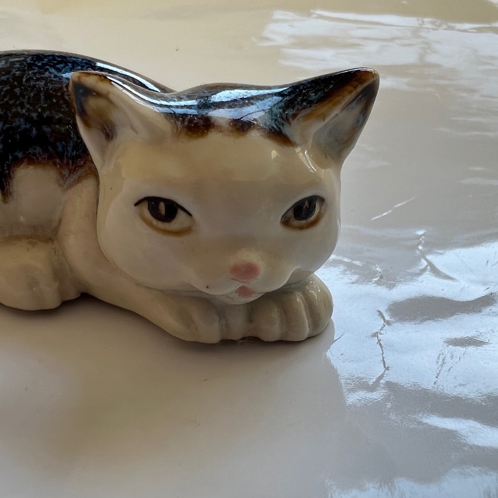 Vintage Cat Ceramic Figurine Laying Down Yellow Eyes Blue Brown Cream Name on - Picture 4 of 7